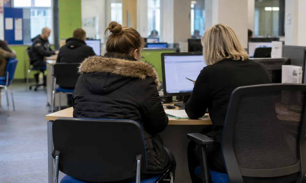 Bezrobocie w Wielkiej Brytanii niespodziewanie spadło do 4,7 procent – ofert pracy najmniej od 2021 r.