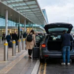 Rząd przyjrzy się opłatom za podwożenie pasażerów pod lotniska – w Gatwick i Stansted już 10 funtów