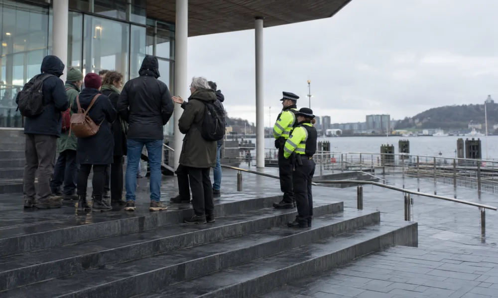 Król Karol III otworzył siódmą kadencję parlamentu Walii – pochwała »poczucia przynależności« i protest przed Senedd