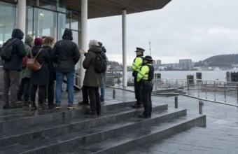 Król Karol III otworzył siódmą kadencję parlamentu Walii – pochwała »poczucia przynależności« i protest przed Senedd