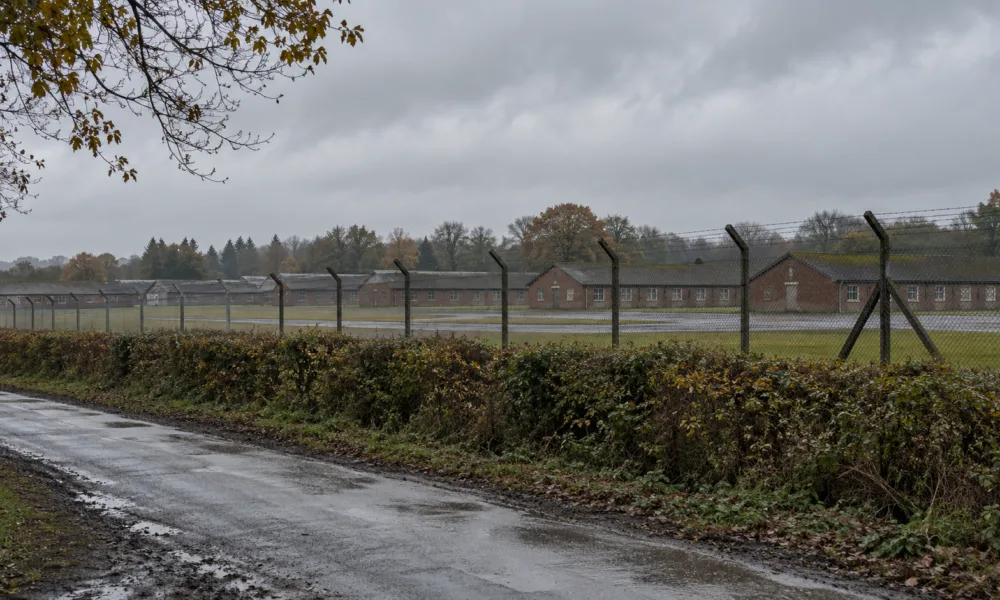 Ośrodek dla 1 256 osób ubiegających się o azyl w byłej bazie wojskowej koło Bicester – przeciwnicy idą do High Court