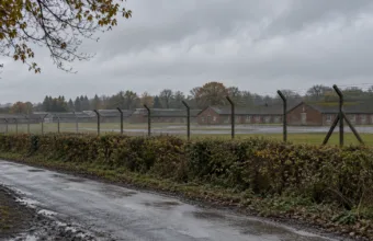 Ośrodek dla 1 256 osób ubiegających się o azyl w byłej bazie wojskowej koło Bicester – przeciwnicy idą do High Court