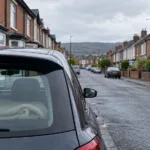 Uczniowie z rodzin migrantów spali w samochodach podczas zamieszek w Ballymena – 41 dzieci nie wróciło do szkoły