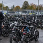 Policja w Surrey będzie konfiskować i niszczyć nielegalne rowery i hulajnogi elektryczne – rusza akcja Operation Scramble