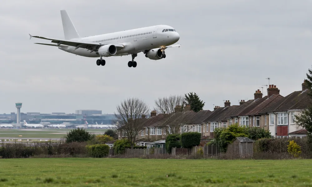 Minister finansów John Healey za trzecim pasem na Heathrow – premier Andy Burnham unika deklaracji