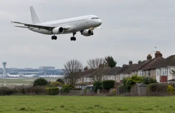 Minister finansów John Healey za trzecim pasem na Heathrow – premier Andy Burnham unika deklaracji