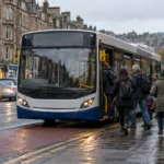 Autobusy w Szkocji pod kontrolą publiczną do 2031 r. – John Swinney zapowiada zmiany, przewoźnik McGill’s grozi oporem