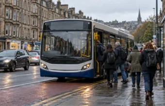 Autobusy w Szkocji pod kontrolą publiczną do 2031 r. – John Swinney zapowiada zmiany, przewoźnik McGill’s grozi oporem