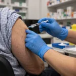 Ponad 10 milionów szczepień przeciw grypie w Anglii – NHS apeluje do uprawnionych, zapisy także przez aplikację NHS App