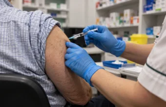 Ponad 10 milionów szczepień przeciw grypie w Anglii – NHS apeluje do uprawnionych, zapisy także przez aplikację NHS App