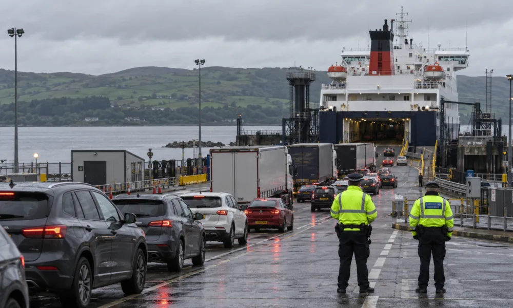 15 osób zatrzymanych w portach promowych koło Cairnryan – szkocka policja walczyła z przestępczością imigracyjną
