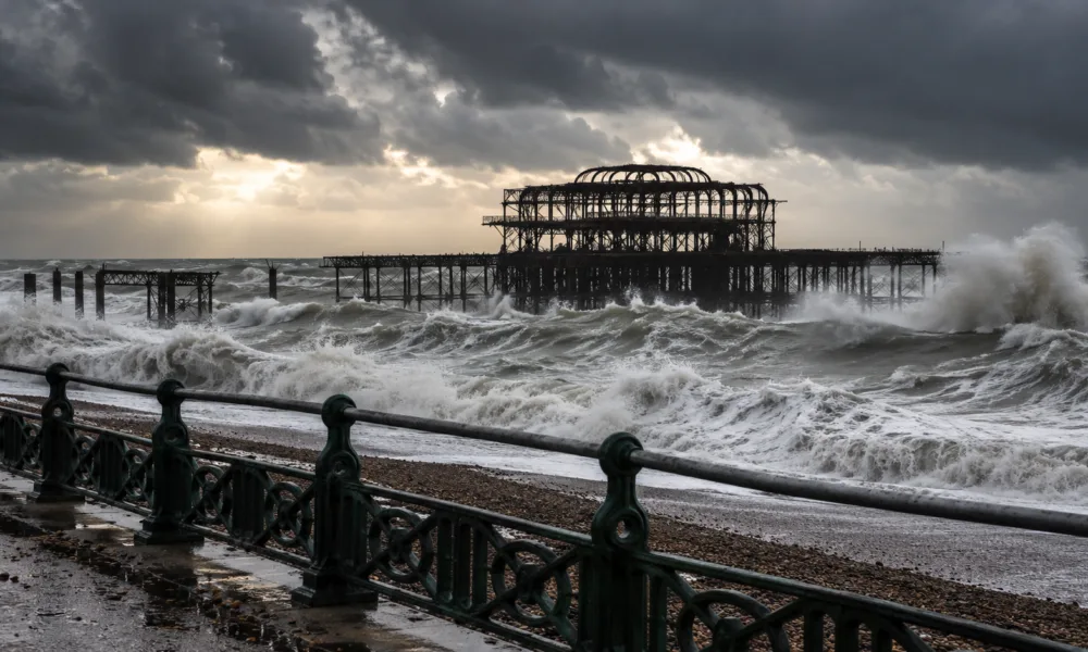 Część West Pier w Brighton runęła do morza podczas sztormu „Austen” – ruiny molo z 1866 r. coraz mniejsze