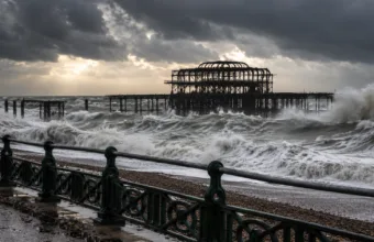 Część West Pier w Brighton runęła do morza podczas sztormu „Austen” – ruiny molo z 1866 r. coraz mniejsze