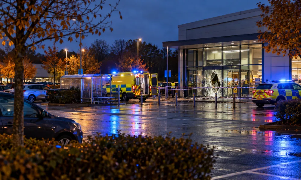 Samochód w sklepie Lidl w Wolverhampton – kierująca kobieta prawdopodobnie miała nagły problem zdrowotny, ranna klientka w poważnym stanie