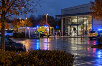 Samochód w sklepie Lidl w Wolverhampton – kierująca kobieta prawdopodobnie miała nagły problem zdrowotny, ranna klientka w poważnym stanie
