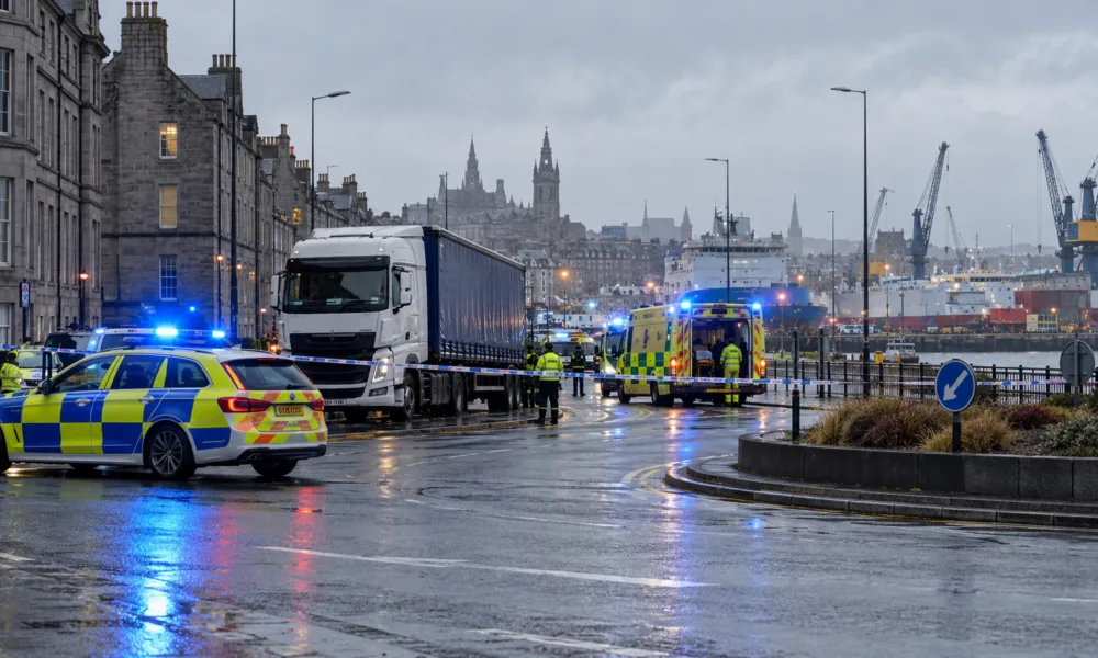 58-letni pieszy zginął potrącony przez ciężarówkę w Aberdeen – szkocka policja szuka świadków i nagrań z wideorejestratorów
