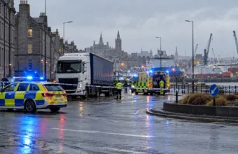 58-letni pieszy zginął potrącony przez ciężarówkę w Aberdeen – szkocka policja szuka świadków i nagrań z wideorejestratorów