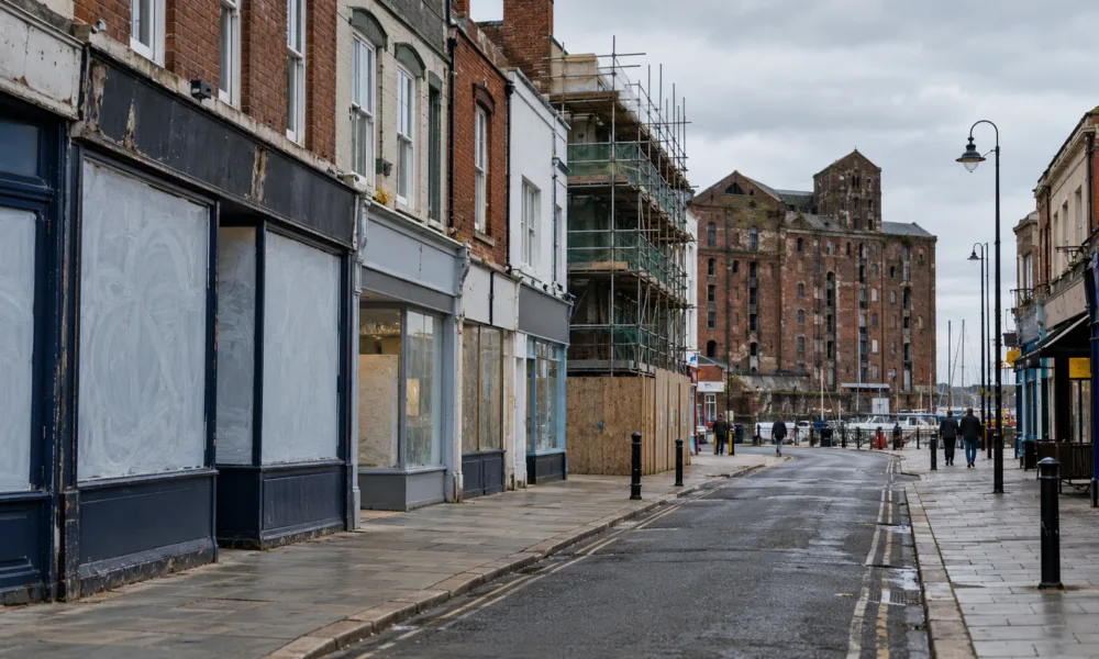 Grimsby próbuje ożywić centrum miasta – program Pride in Place za 5,8 miliarda funtów, ale puste sklepy i zabytki wciąż czekają