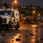 Zamieszki w Derry – zamaskowana młodzież obrzucała policję kamieniami i butelkami, uszkodzone dwa radiowozy