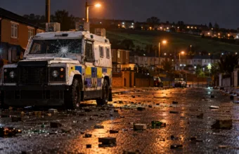 Zamieszki w Derry – zamaskowana młodzież obrzucała policję kamieniami i butelkami, uszkodzone dwa radiowozy