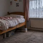 Co trzecie dziecko w Walii żyje w ubóstwie od 20 lat – posłowie w Westminsterze badają sprawę, matka z Barry opowiada o łóżku na książkach