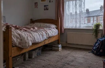 Co trzecie dziecko w Walii żyje w ubóstwie od 20 lat – posłowie w Westminsterze badają sprawę, matka z Barry opowiada o łóżku na książkach