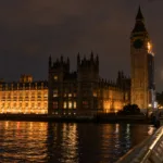 Big Ben w noc zmiany czasu – zegarmistrzowie z Kumbrii cofają wskazówki, zegar ma ruszyć o godz. 1.00 czasu GMT