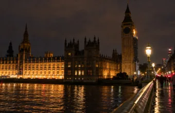 Big Ben w noc zmiany czasu – zegarmistrzowie z Kumbrii cofają wskazówki, zegar ma ruszyć o godz. 1.00 czasu GMT