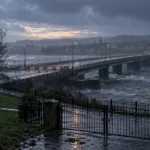 Sztorm „Boelo” w Irlandii Północnej – porywy ponad 113 km/h, zamknięty most Foyle w Derry, przełożone mecze i odwołane pokazy fajerwerków