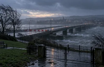 Sztorm „Boelo” w Irlandii Północnej – porywy ponad 113 km/h, zamknięty most Foyle w Derry, przełożone mecze i odwołane pokazy fajerwerków