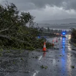 Sztorm „Boelo” w Irlandii Północnej – 7 000 odbiorców bez prądu, około 350 zgłoszeń o drzewach i podtopieniach, odwołane loty z Belfastu