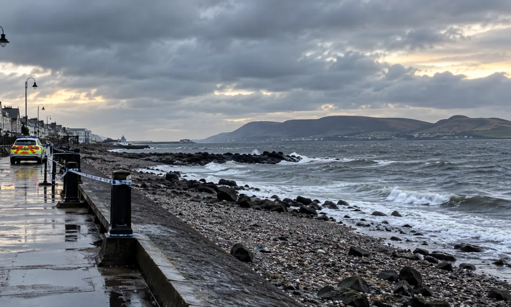 Ciało znalezione na plaży w Largs – to prawdopodobnie 82-letni pasażer, który wypadł za burtę promu Caledonian Isles koło wyspy Arran