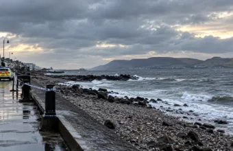 Ciało znalezione na plaży w Largs – to prawdopodobnie 82-letni pasażer, który wypadł za burtę promu Caledonian Isles koło wyspy Arran