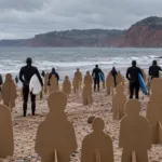 111 kartonowych „kup” na plaży w Exmouth – protest przeciw ściekom w morzu i apel do posłów o ustawę o czystej wodzie