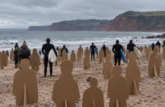 111 kartonowych „kup” na plaży w Exmouth – protest przeciw ściekom w morzu i apel do posłów o ustawę o czystej wodzie