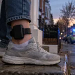 Londyńska policja ograniczy reagowanie na drobne naruszenia dozoru elektronicznego – ponad 100 alarmów dziennie, pilotaż do wiosny