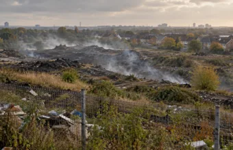 Płonące wysypisko „Rainham volcano” we wschodnim Londynie – burmistrz Sadiq Khan napisze do ministrów w sprawie usunięcia 80 000 ton odpadów