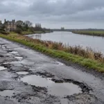 Zdjęcia dziur w drodze kilka dni przed śmiertelnym wypadkiem koło Wisbech – samochód wpadł do rzeki Nene, zginęło dwoje nastolatków
