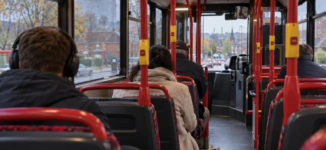 Do 100 funtów kary za głośną muzykę i zaśmiecanie w autobusach w Anglii – kierowca z 41-letnim stażem: „Tego nie da się wyegzekwować”