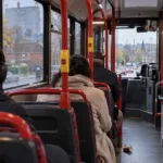 Do 100 funtów kary za głośną muzykę i zaśmiecanie w autobusach w Anglii – kierowca z 41-letnim stażem: „Tego nie da się wyegzekwować”