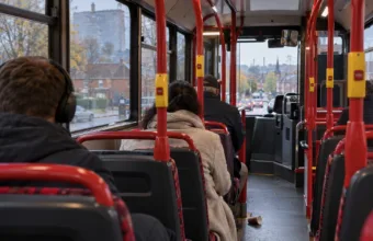 Do 100 funtów kary za głośną muzykę i zaśmiecanie w autobusach w Anglii – kierowca z 41-letnim stażem: „Tego nie da się wyegzekwować”
