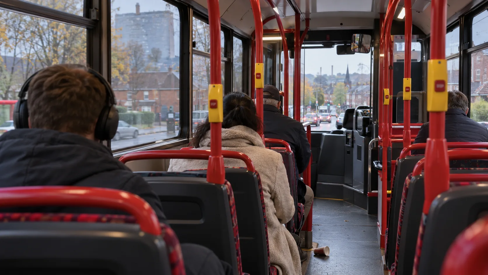 Do 100 funtów kary za głośną muzykę i zaśmiecanie w autobusach w Anglii – kierowca z 41-letnim stażem: „Tego nie da się wyegzekwować”