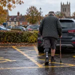 Niebieska karta parkingowa dla osoby po amputacji dopiero po badaniu u fizjoterapeuty – mieszkaniec Norfolk chce zmiany zasad